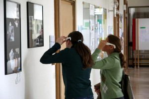 Besucher einer 3D Fotoausstellung