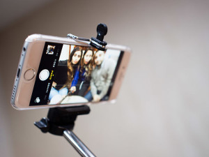 R4vi-Selfie_Stick-wikimedia-cc-by-sa-2_0